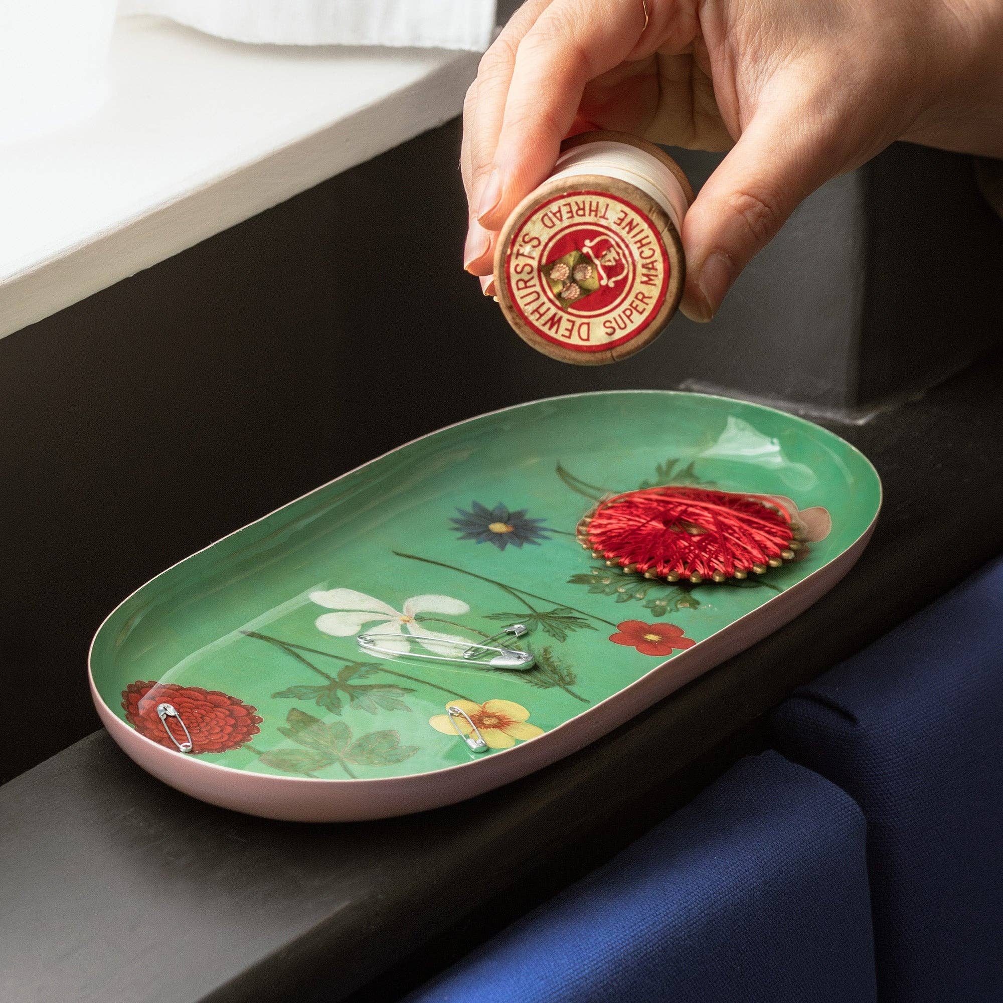 Favorite Story Roomytown Inc Oval Enamel Tray - Festival of Flowers